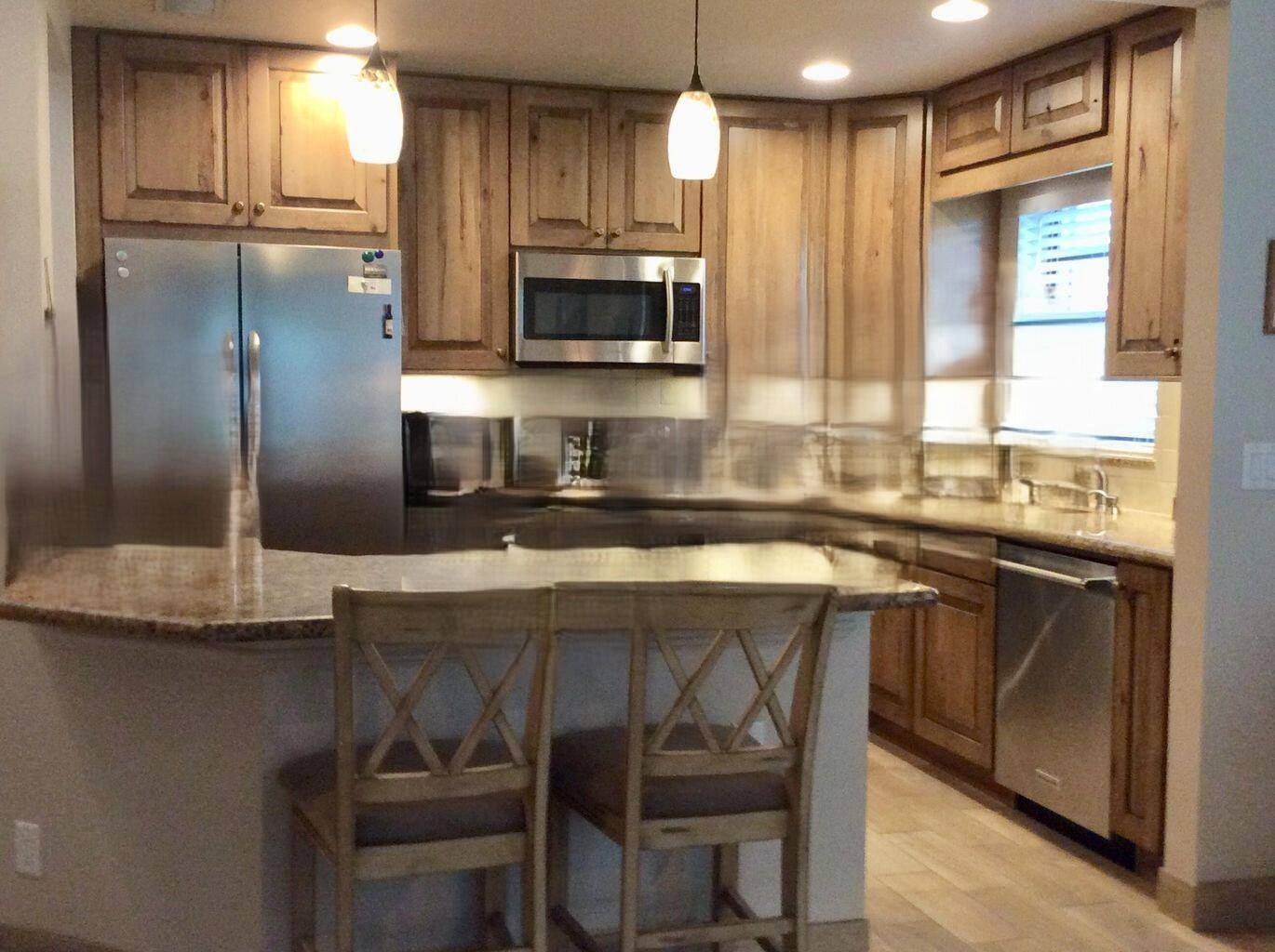 Welcome home to this beautifully maintained 2 bedroom, 2 bath villa in the highly sought after Bethesda Park community !