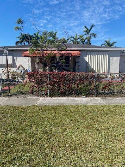 Corner 4bd 3ba single family home, very nice neighborhood only 2 houses on the block w a convenient alley between them, yard great for vehicle or boat storage, if your ...