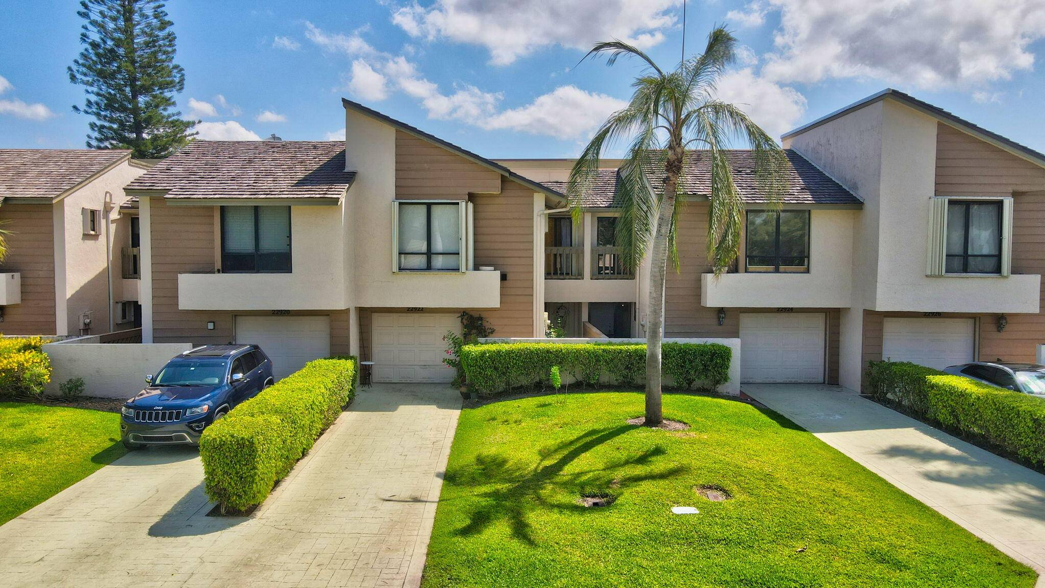 Welcome to this stunning townhouse in the desirable community of Boca Raton.