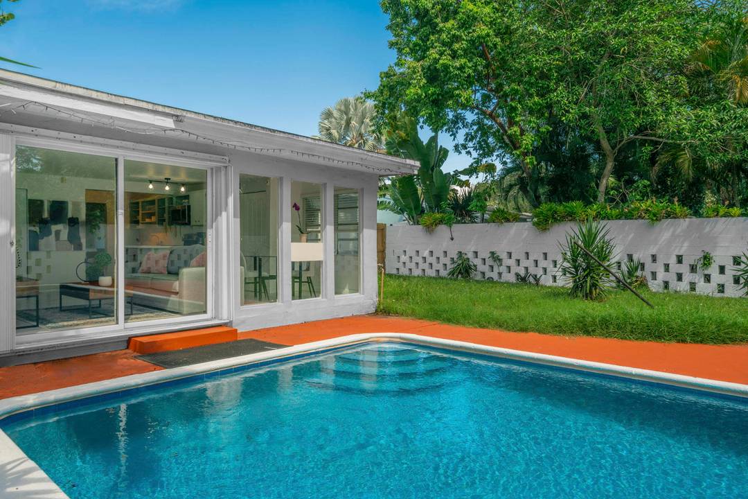 Beautifully furnished 2BR 1BA single family home in East Fort Lauderdale, minutes from Las Olas, downtown and the beach.