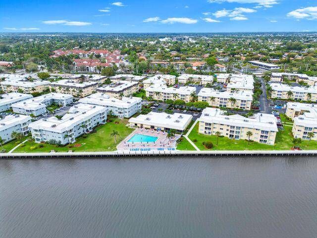 Welcome to Colonial Club, an Active intracoastal community, with walkway and seating along the intracoastal waterway.