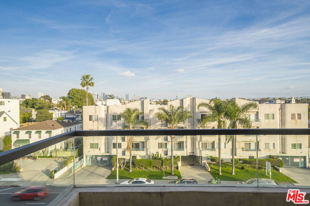 871   Crenshaw Blvd 3BR Hancock Park La