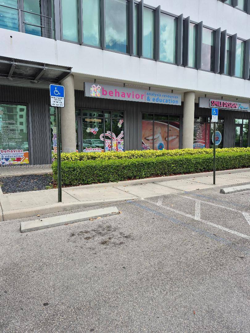 Modern Turnkey Office with Conference Room amp ; Event Salon Prime Dolphin Mall Area Located in one of Miami's most dynamic commercial zones, just minutes from Dolphin Mall, this completely ...