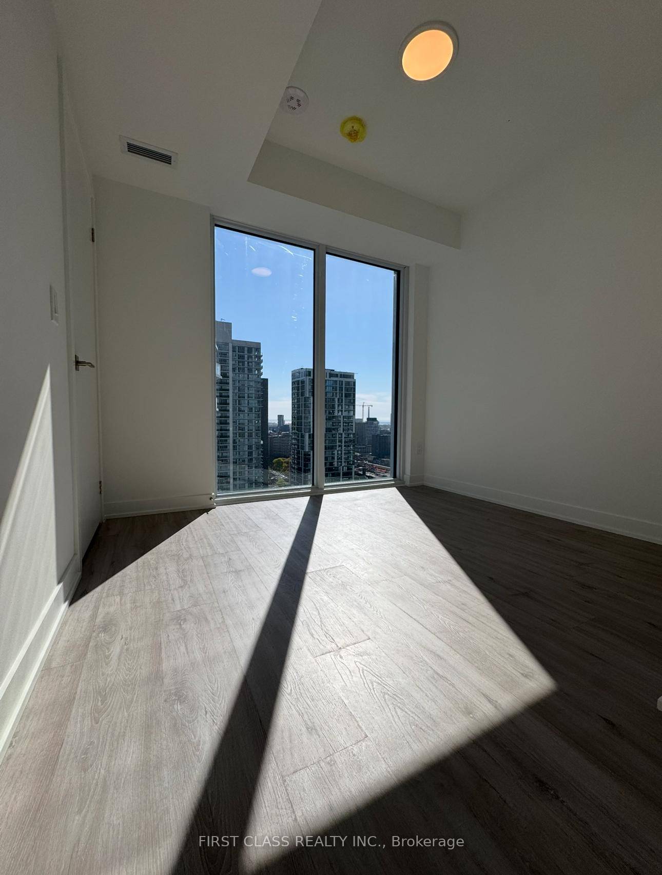 Brand new luxury east facing 1 bed condo at 252 Church !