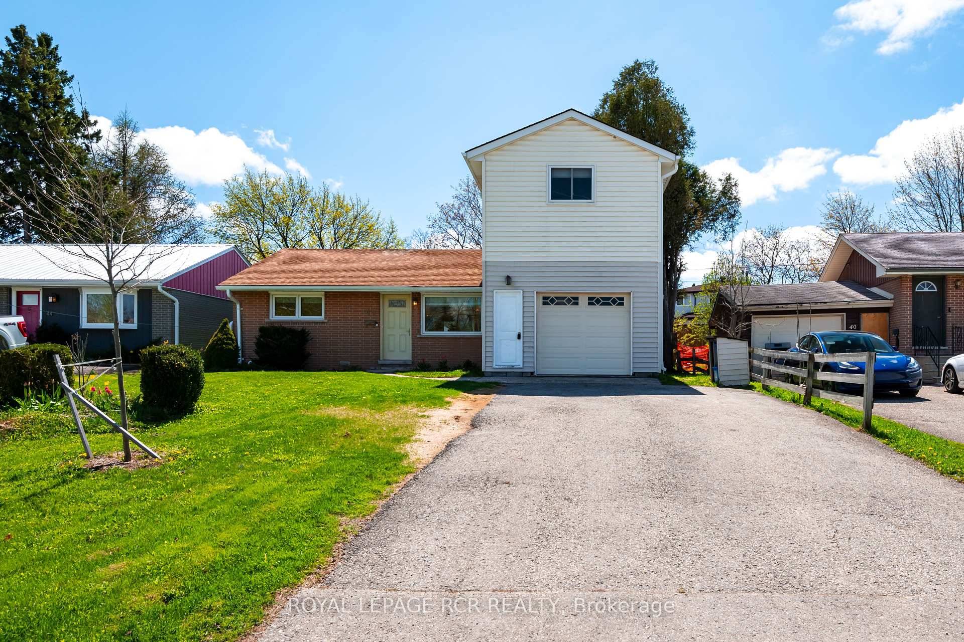 Welcome to this charming Bungaloft home on an oversized, fully fenced lot just steps to the downtown core !