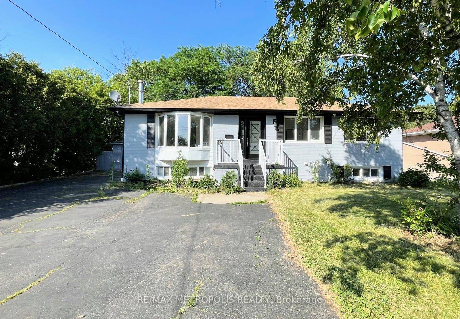 Modern Comfort Meets Classic Charm in OakvilleWelcome to the beautifully updated main floor unit of 575 Third Line a rare rental gem located in one of Oakvilles most desirable neighborhoods.