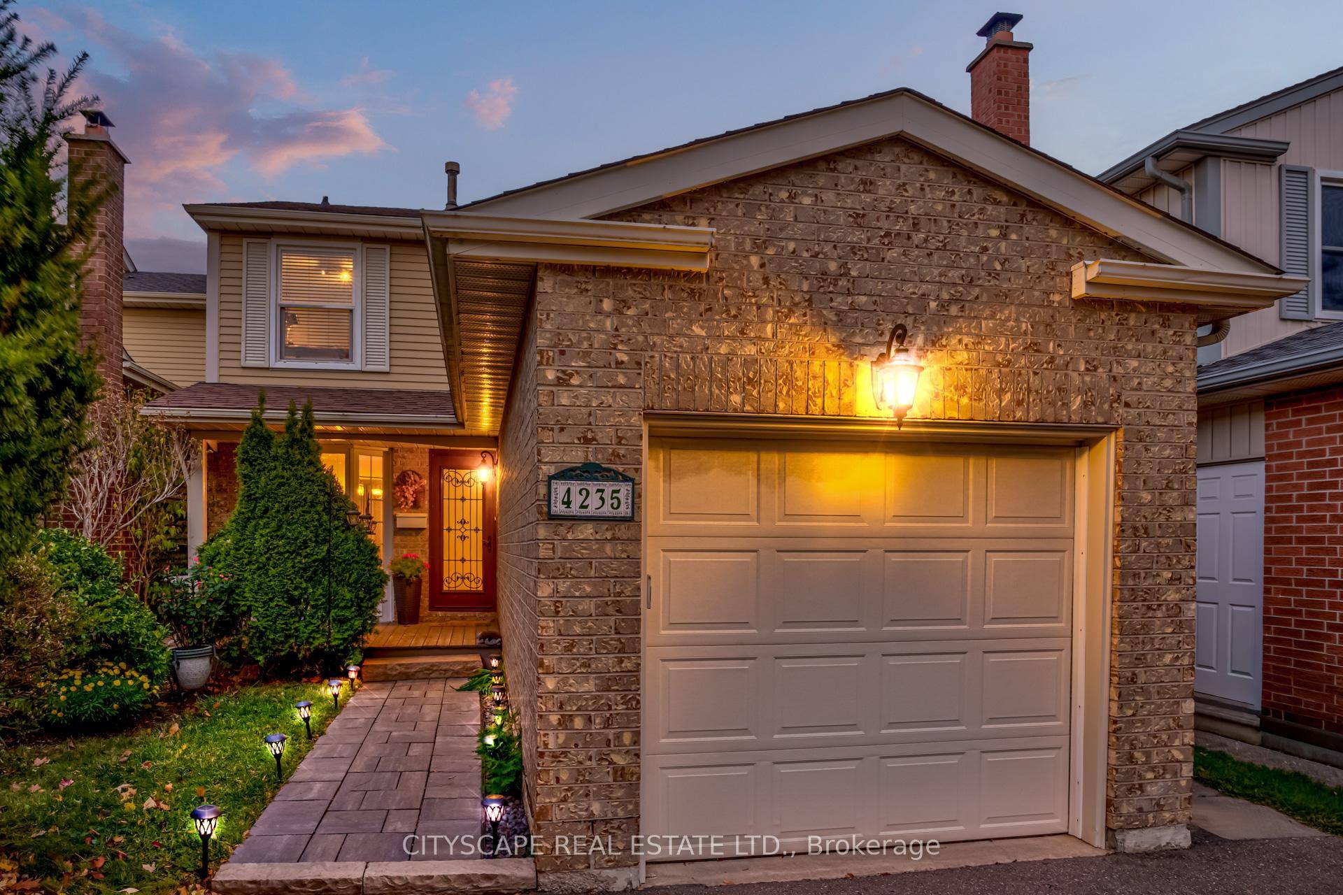 Immaculate 3 Bedroom Home in Sought after Erin Mills !