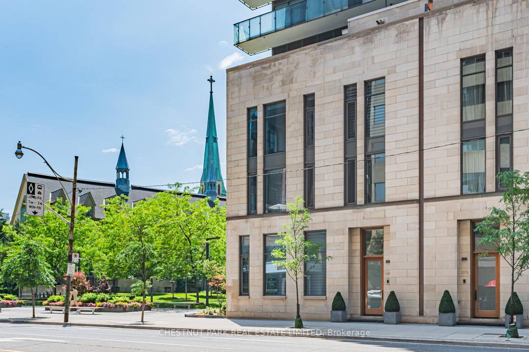 This prestigious Yorkville luxury townhouse offers an unrivaled fusion of style and convenience.