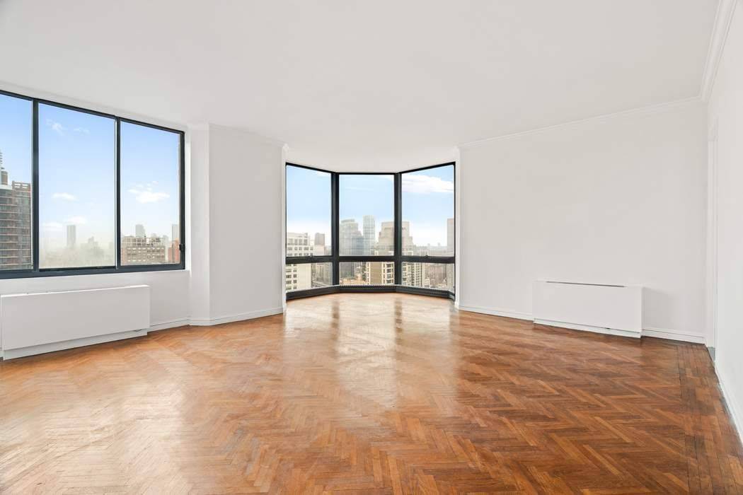 Residence Description Perched high above Lenox Hill, this expansive 2 bedroom, 2.