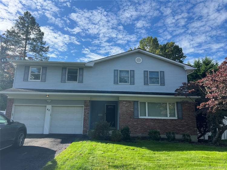 pacious 5 Bedrooms Colonial house in Commarck Commarck SD Bright and light, hardwood floors.