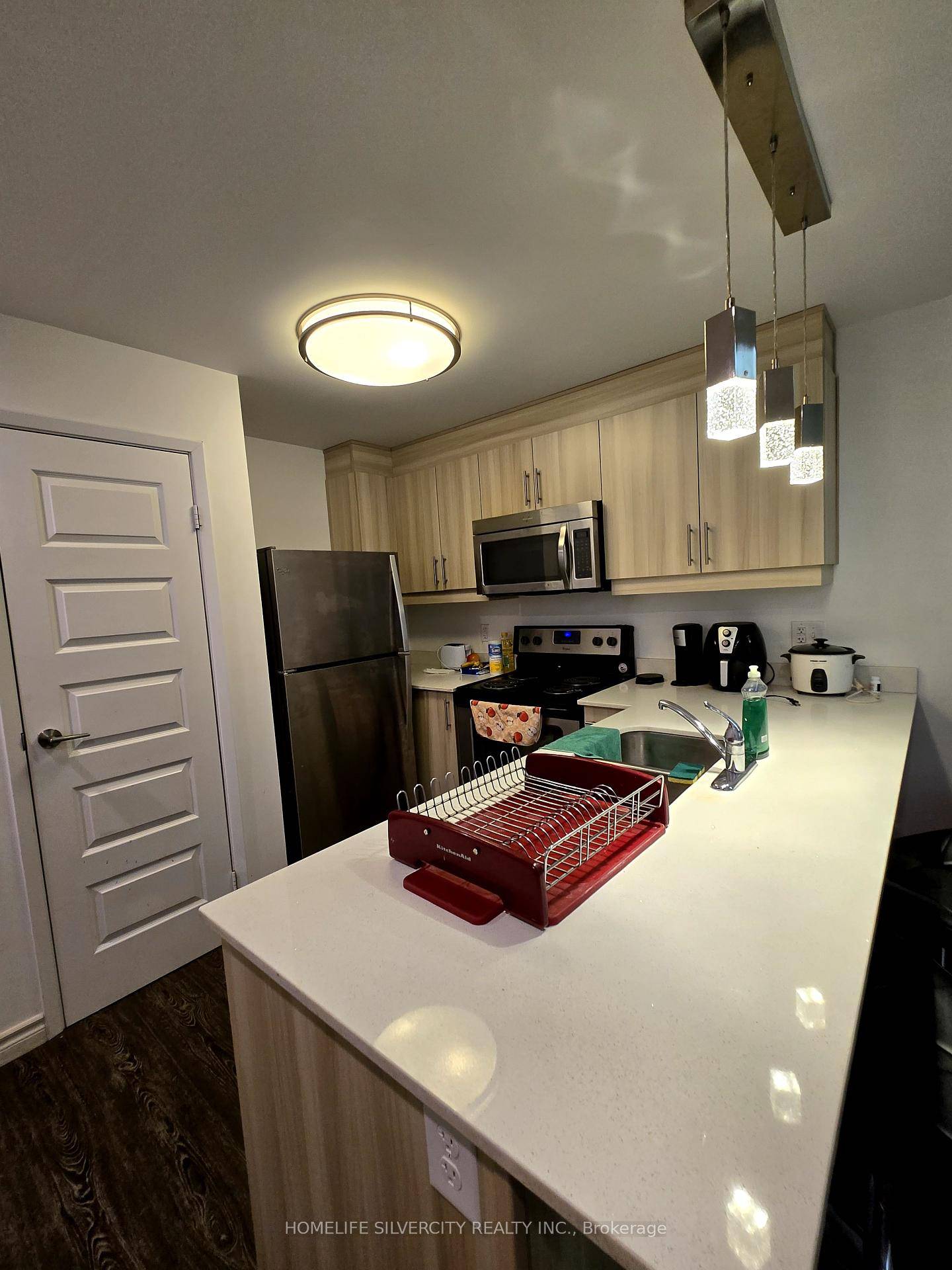 Location ! Location ! Convenience and comfort corner unit very beautiful view 1 Bedroom 1 Den and 2 Washroom.