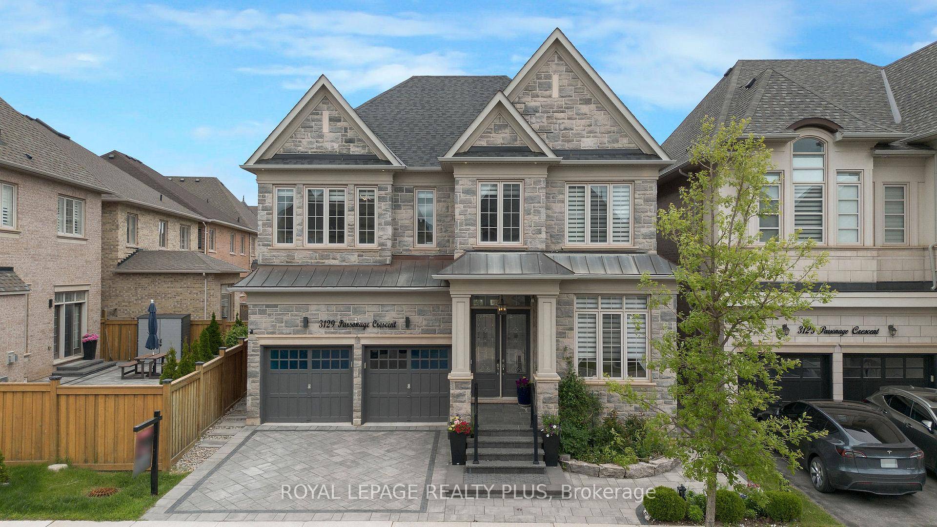 Welcome to 3129 Parsonage Crescent, a beautifully upgraded 4 bedroom, 5 bathroom executive home in Oakville's sought after Rural Oakville community.