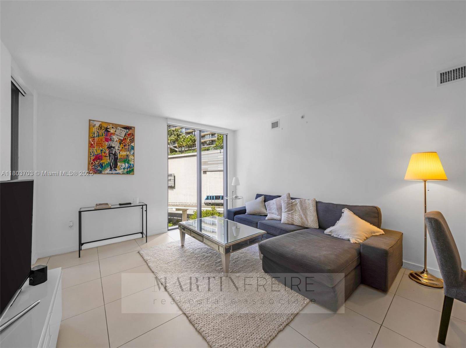 SPACIOUS 2 BED DEN, 2 BATH IN BRICKELL AIRBNB FRIENDLY Experience the best of Miami living in this modern, fully furnished condo located in the heart of Brickell directly across ...