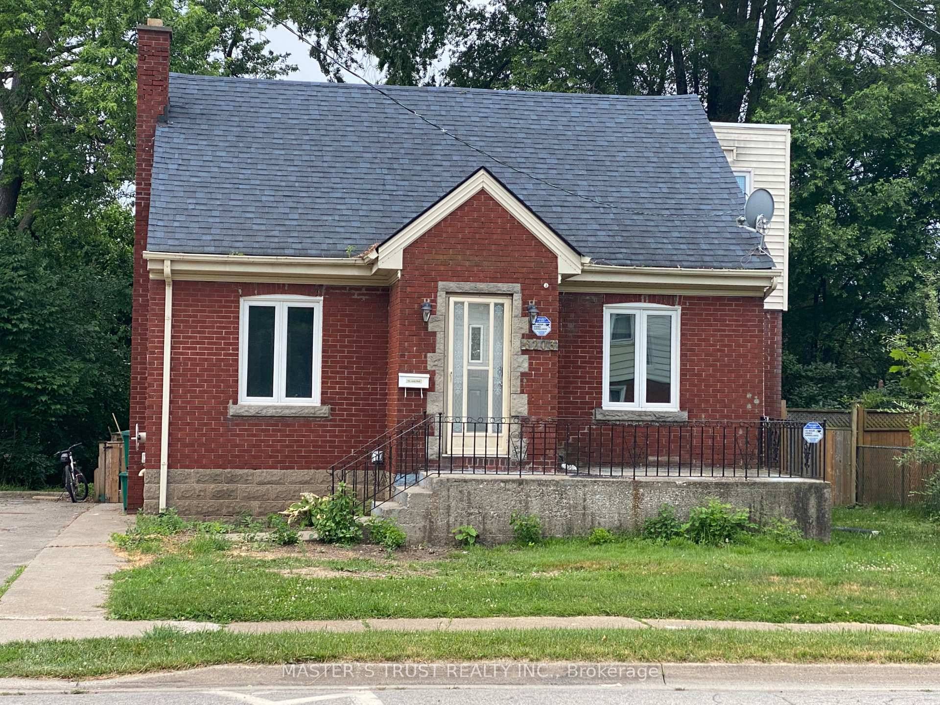 Big house for big family, located near Niagara Falls, Tourist area.