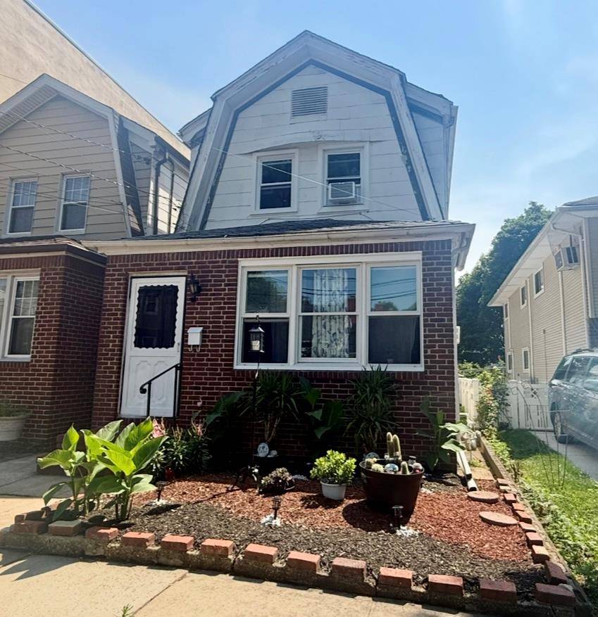 Welcome to this beautiful colonial home located at the desirable area of Floral park.
