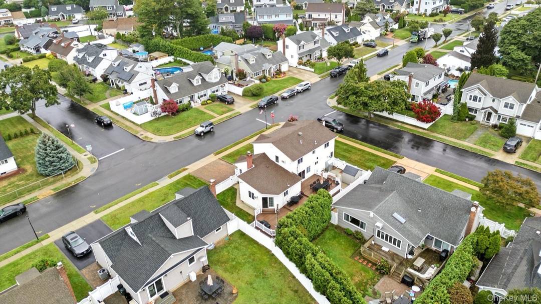 Move In Ready amp ; Perfect for Entertaining !