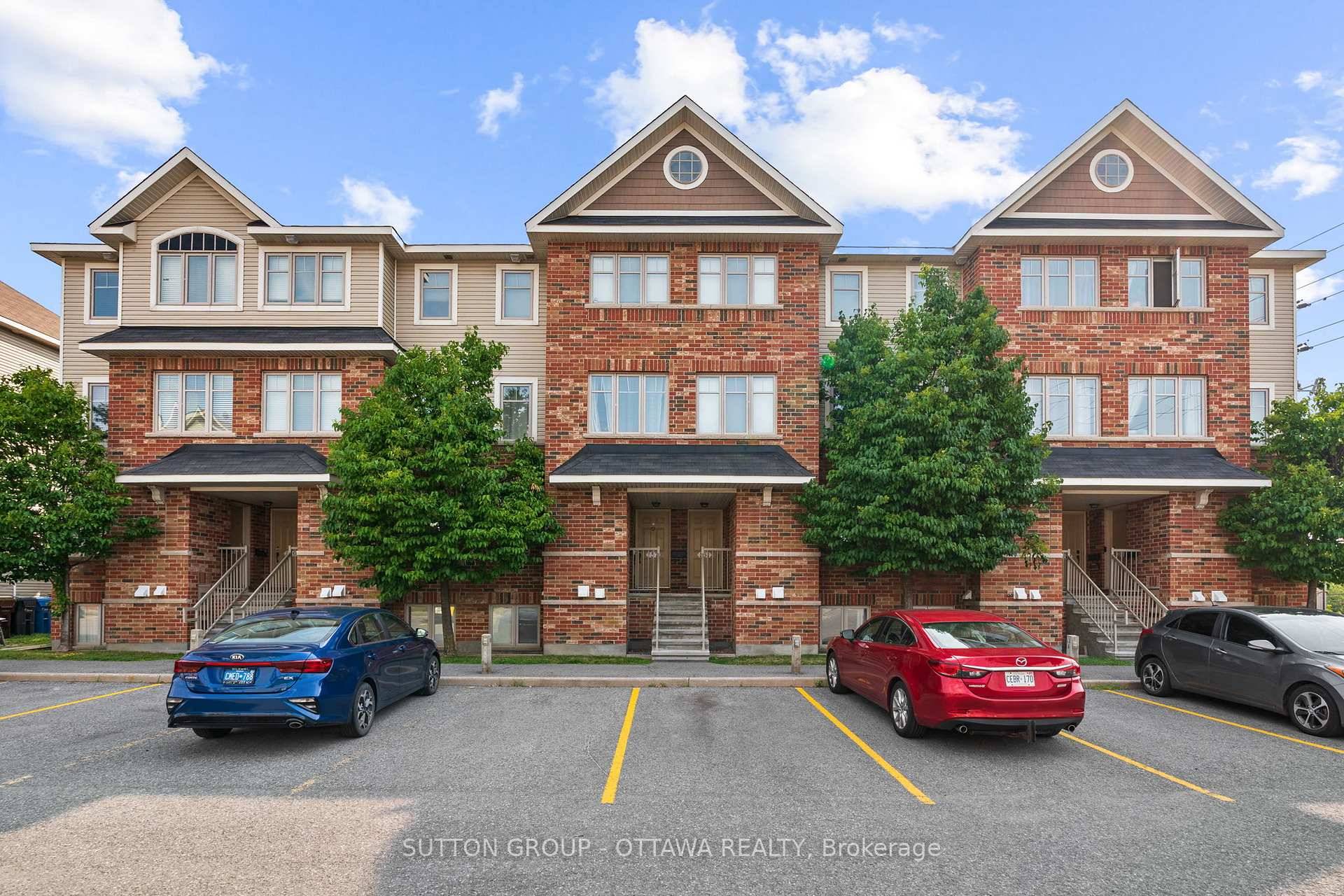 Welcome to easy living in this beautifully maintained 2 bedroom, 2 bathroom condo, perfectly located close to all the amenities Barrhaven has to offer.