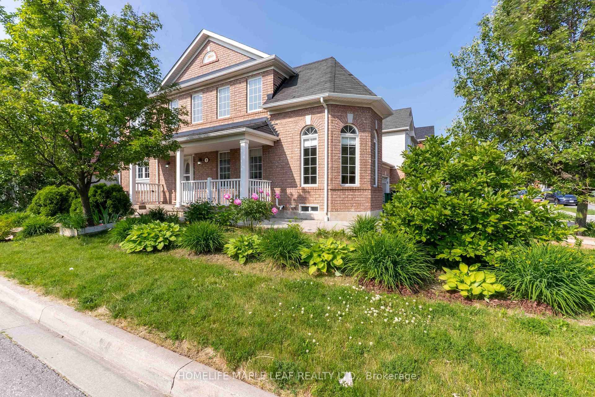 Beautiful well maintained corner house, approx.