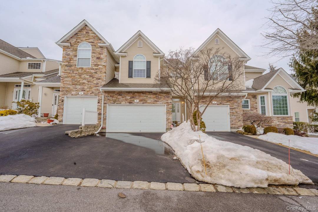 Spacious 3 Bedroom, 3 Bath Condominium in Kings Park Discover comfort and convenience in this beautifully maintained 3 bedroom, 3 bath condominium located in the heart of Kings Park.