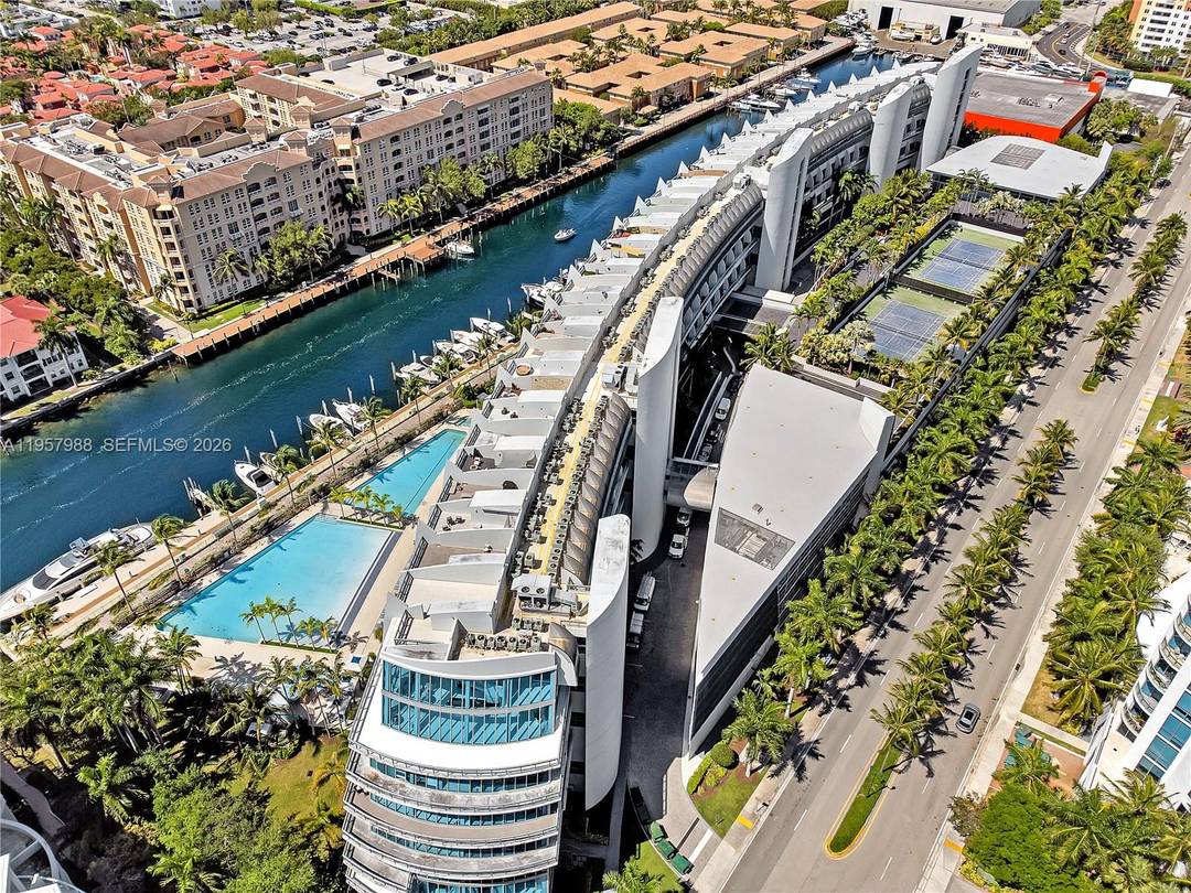 BOATERS PARADISE ! Impeccable 2 bed 3 full bathrooms unit.