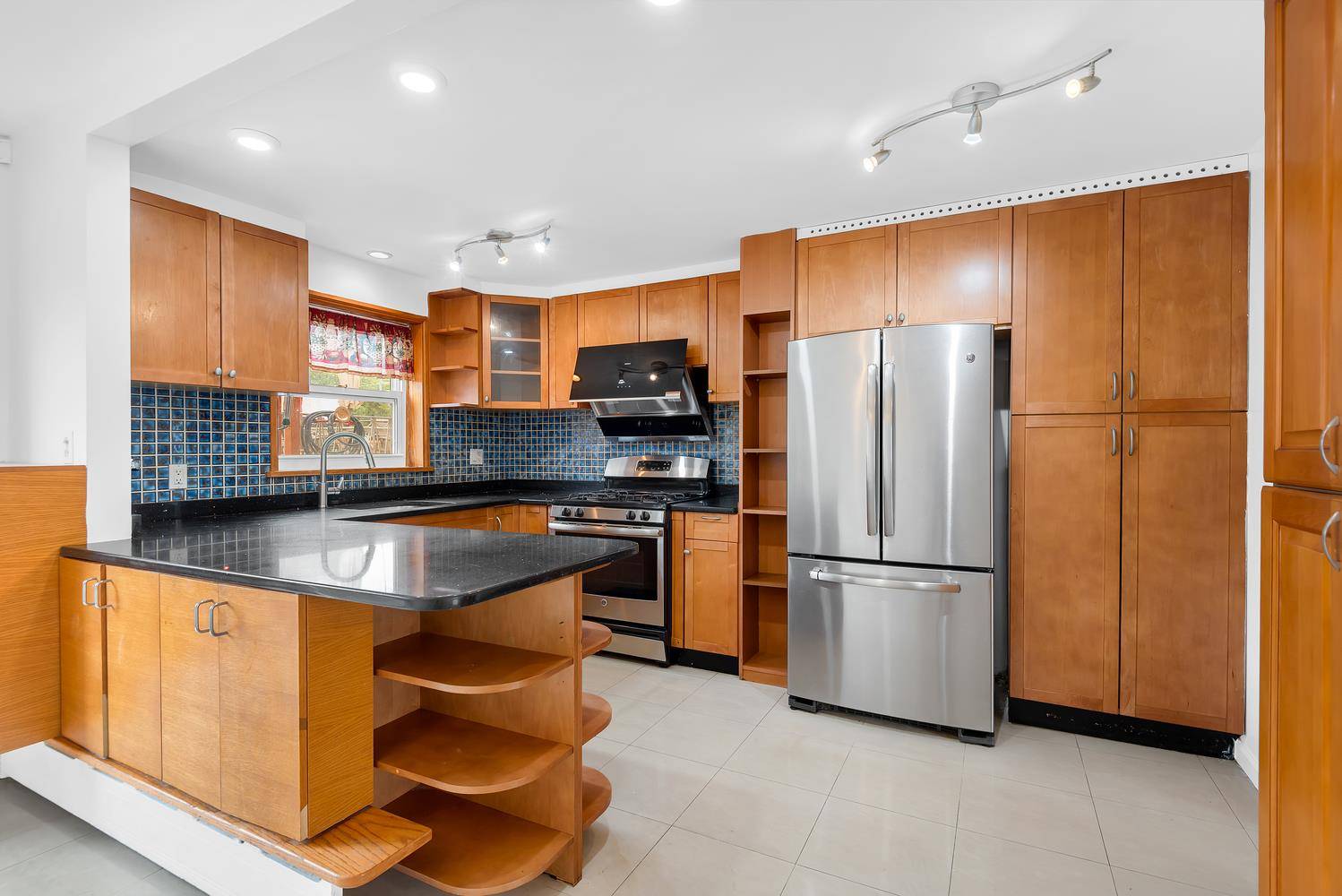 Waterfront 3BR Duplex w Private Deck amp ; Views Shore Parkway Live the waterfront lifestyle in this bright and spacious 3 bedroom, 1.