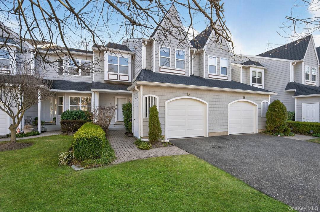 Welcome to Parkridge Court one of Huntington s loveliest and most intimate townhome communities, with only 18 residences.