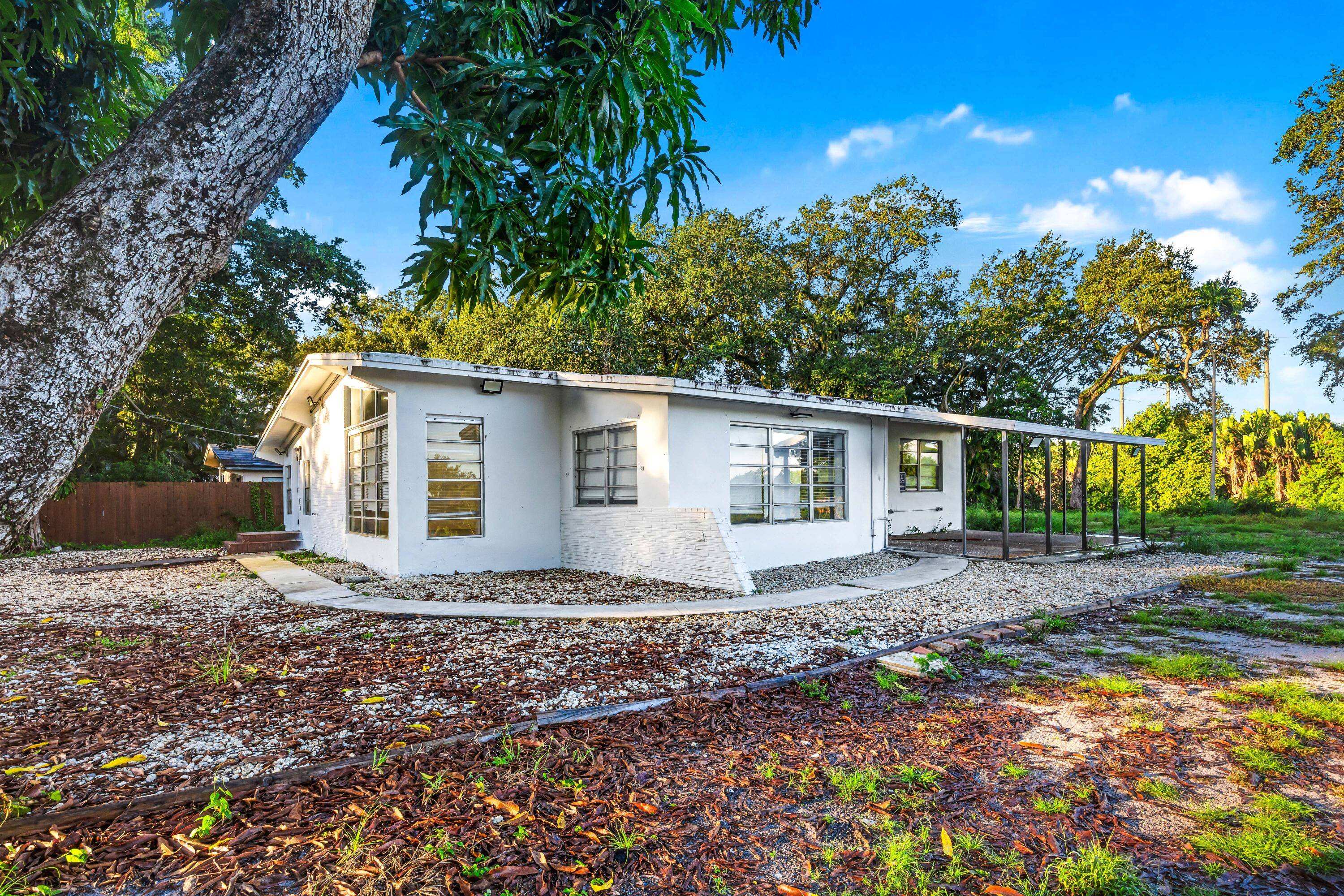 4 bed 2 bath with water front for rentRecently renovatedUnbranded Virtual Tour https www.