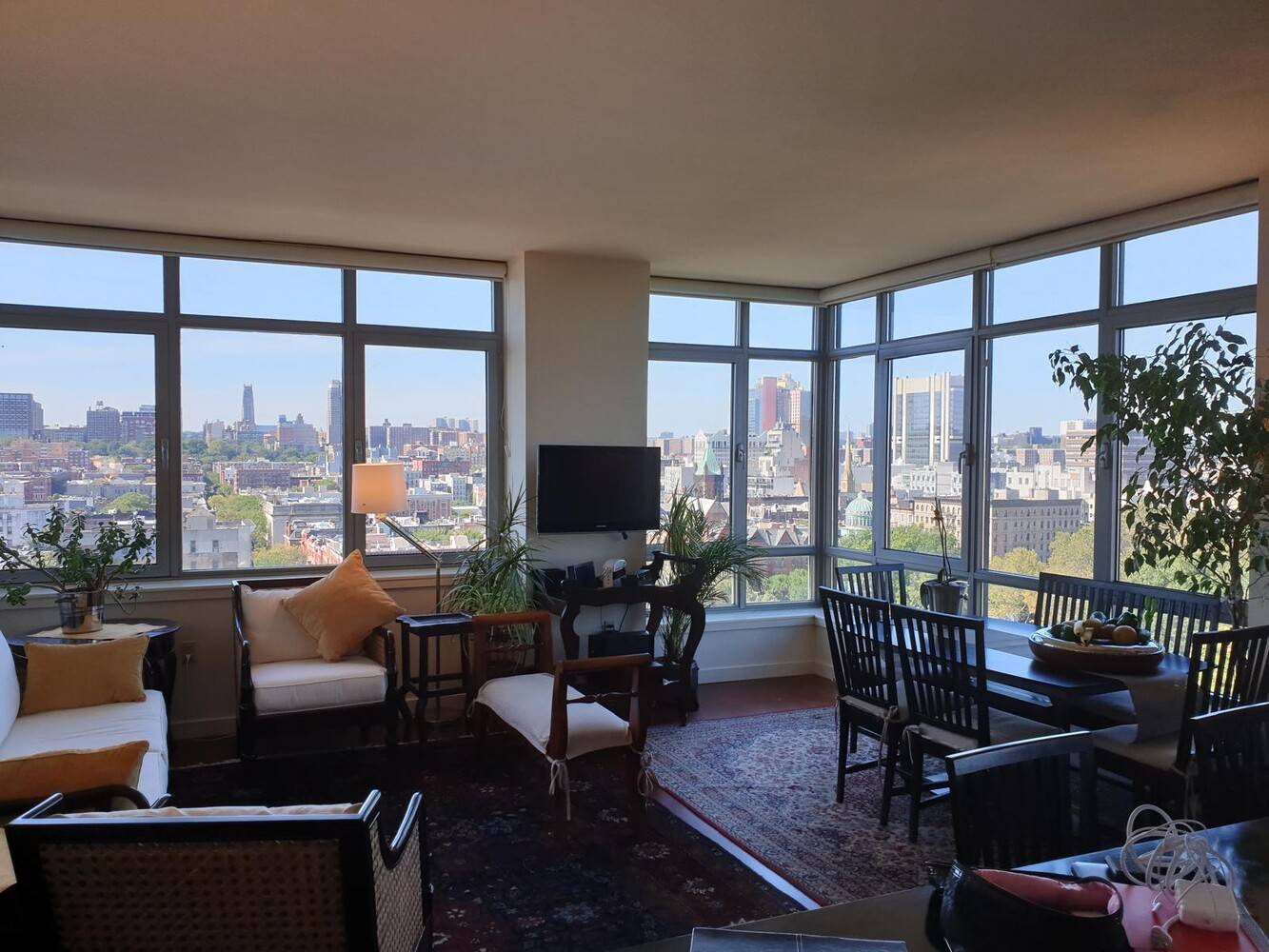 Sophisticated Urban Oasis at 5th on the Park Condominium Discover unparalleled luxury in this exquisite three bedroom, two bathroom residence at the prestigious 5th on the Park Condominium.