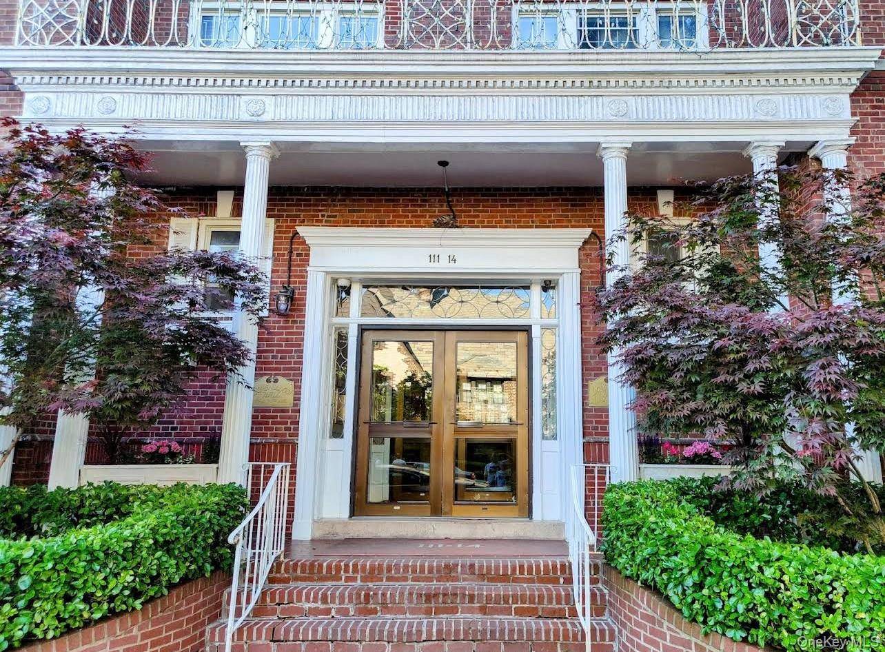 This exceptional condo apartment features a spacious one bedroom, one bathroom layout with a well designed, open floor plan, free from the need for renovations.