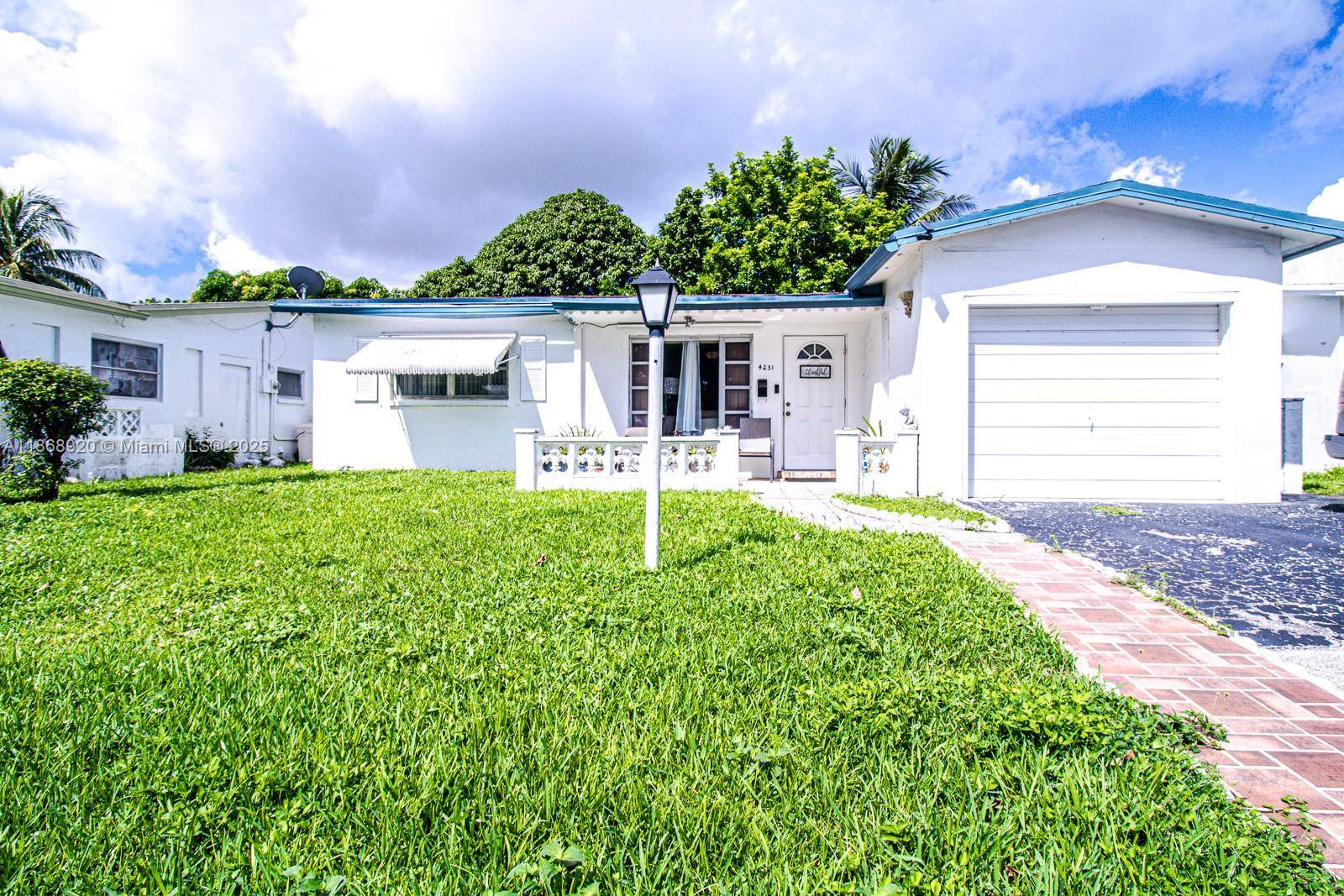 BEAUTIFULLY, spacious 2 Bedroom, 2 Bath home in highly desirable OAKLAND ESTATES COMMUNITY !
