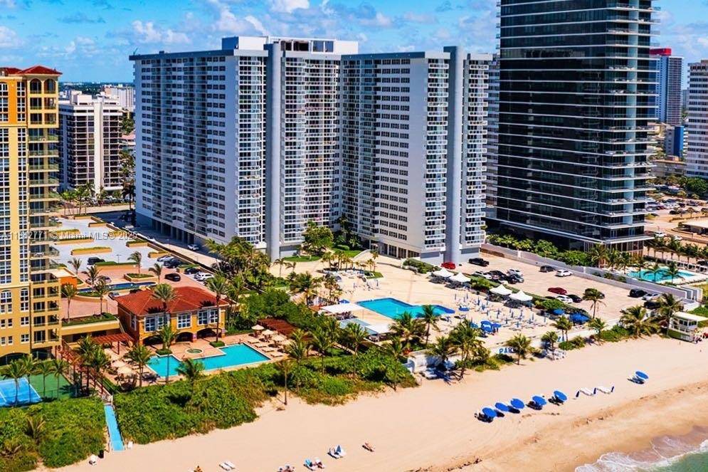 Spectacular residence with 3 bedrooms and 2 bathrooms, located directly on the sand of Hallandale Beach.