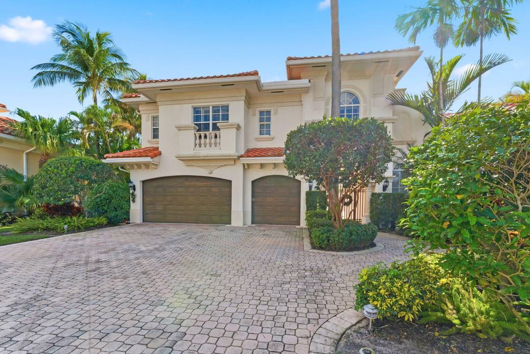 Stunning 5 bedroom, 4. 5 bath home in the heart of Boca Raton, offering an impressive 4, 772sq ft of refined living space.