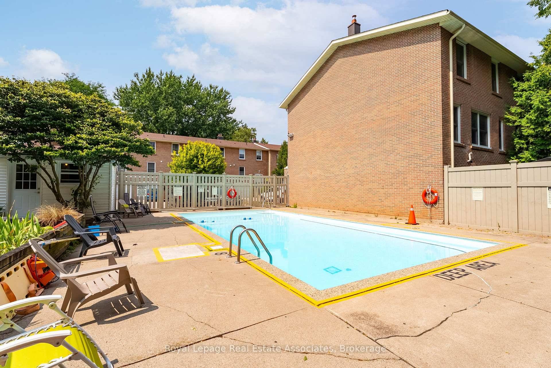 Step inside a stylish, move in ready home in a welcoming, family friendly neighbourhood !