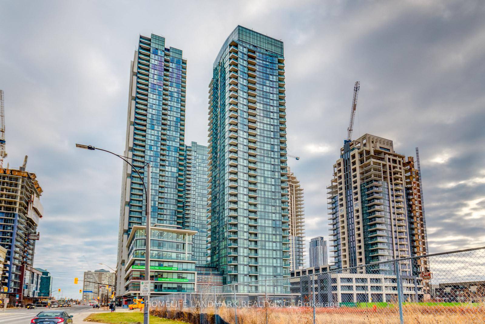 Gorgeous 1Bedm Located In The Heart Of Mississauga !