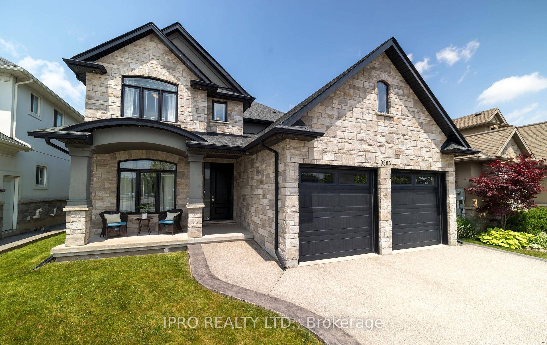 Welcome to this executive 4 bedroom, 4 bathroom detached 2 storey home located in the prestigious Fernwood Estates subdivision in Niagara Falls.