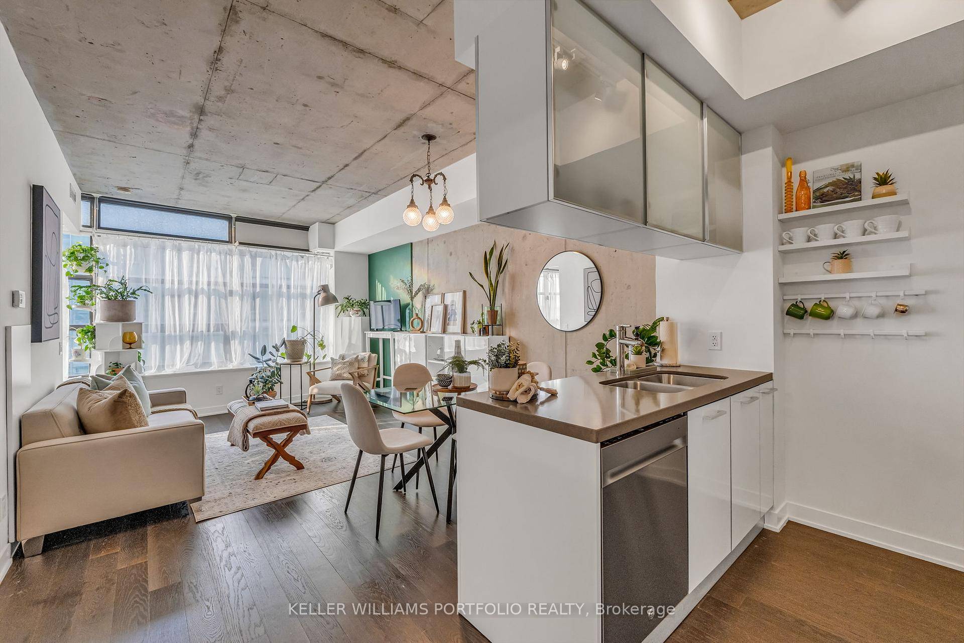 Welcome to Suite 706 at the Flatiron Lofts, a modern, sun filled 1 1 bedroom in the heart of Leslieville.