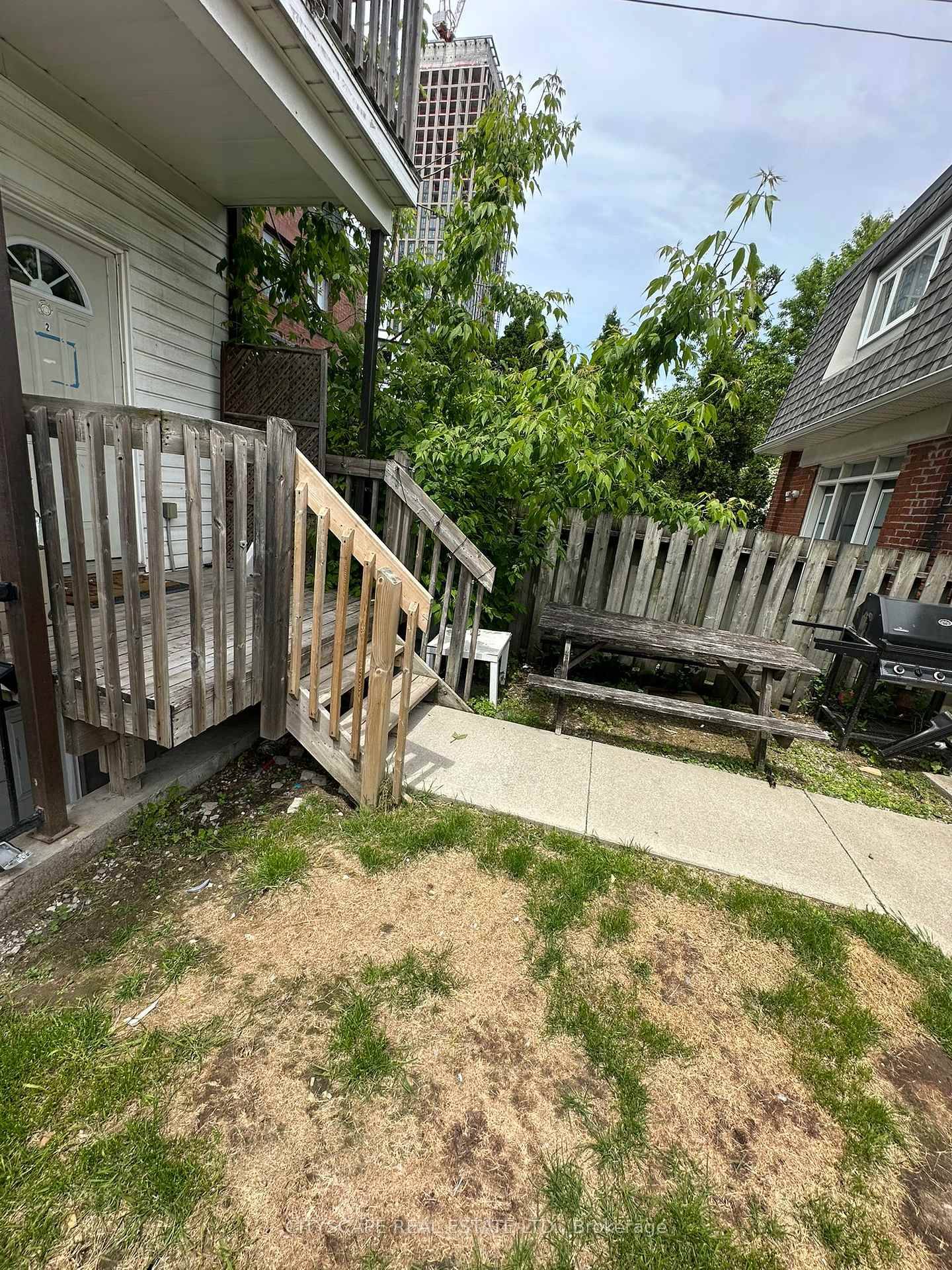 Spacious 1 bedroom, 1 bathroom self contained unit in a multiplex.