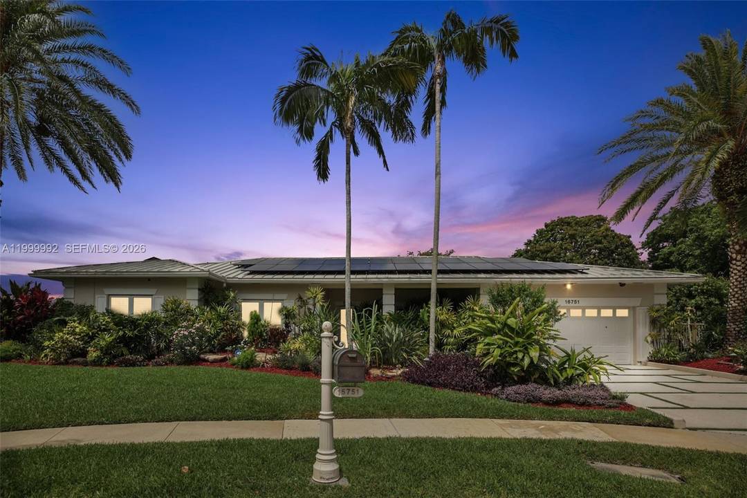 A rare opportunity to own a beautifully upgraded home tucked away at the end of a quiet cul de sac in Weston s desirable Bonaventure community.