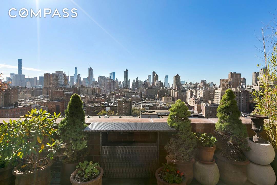 1 RARE CONDO 2 PRIVATE TERRACES 3 BEDROOMS 4 EVER CITY VIEWS Here is the slice of sunshine for which you've been waiting.
