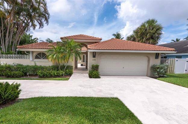 This Palm Beach Farms home in Boca Raton has it all 4 bedrooms, 3 full baths, oversized fully fenced lot with separate guest suite house, very private pool with spa, ...