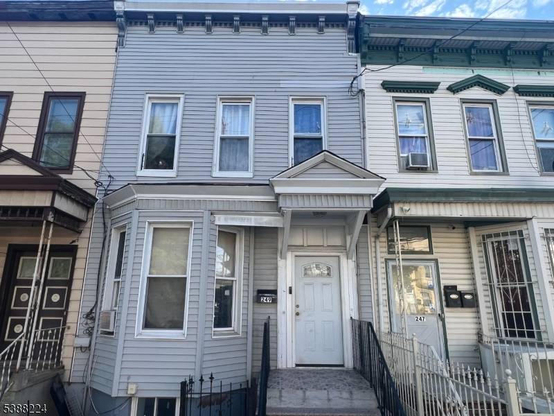 Exceptional Single Family Home for Sale.