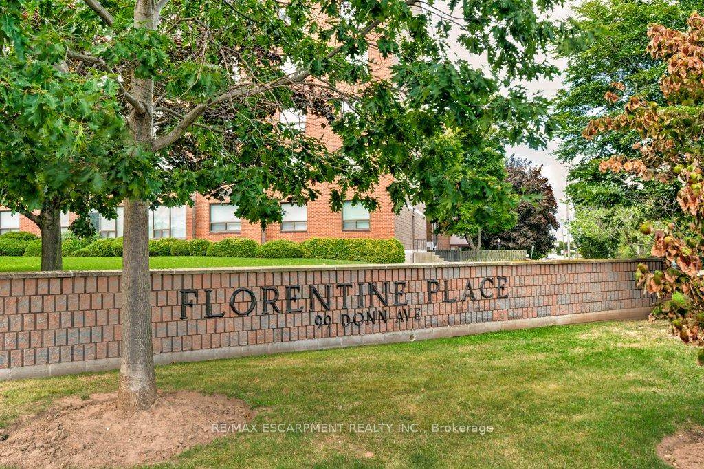 Spacious 2 bedroom, 2 bathroom condo in the heart of Stoney Creek !