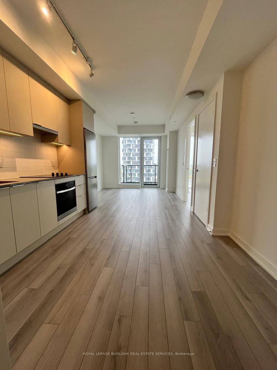 This bright and modern 1 bedroom condo is located in one of Oakville's most sought after communities in Joshua Meadows.