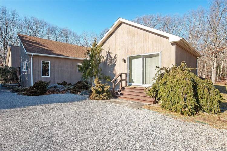 Springs Rental Bright amp ; Well Maintained 1 Bedroom Apartment Enjoy comfortable living in this charming 1 bedroom, 1 full bath apartment located in Springs.