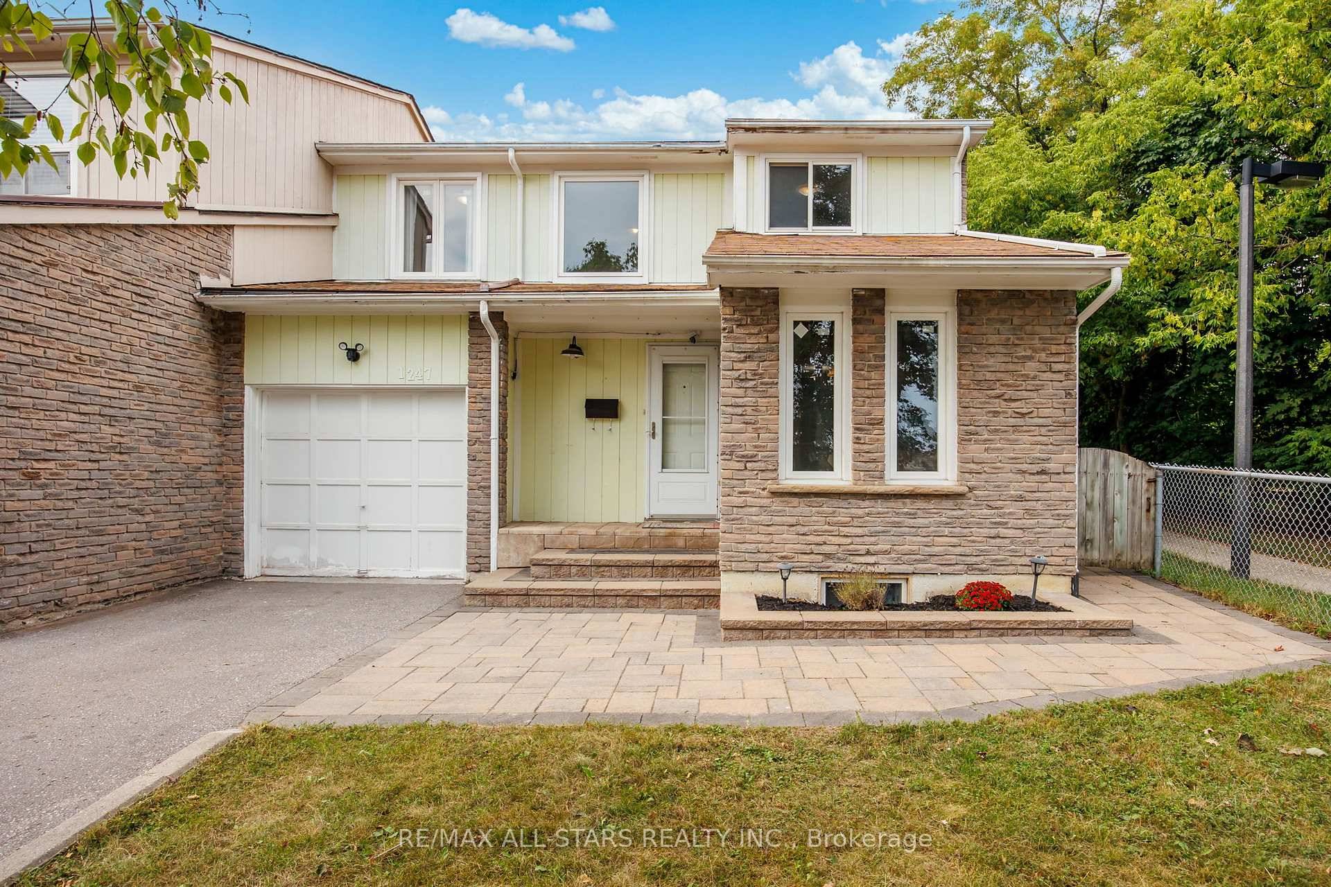 Lovely Semi Detached home located in Pickering's desirable Glendale community a family friendly, quiet neighbourhood close to all amenities.