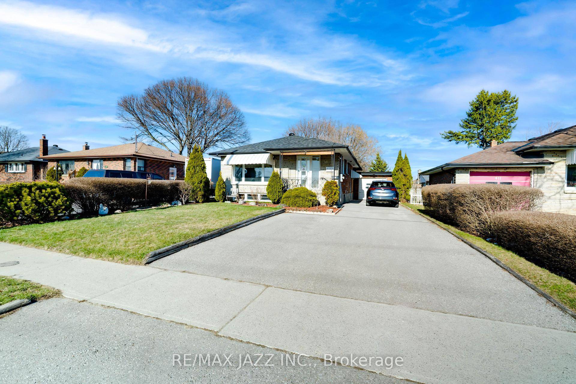 Legal 2 unit bungalow in Oshawa's desirable McLaughlin neighbourhood !