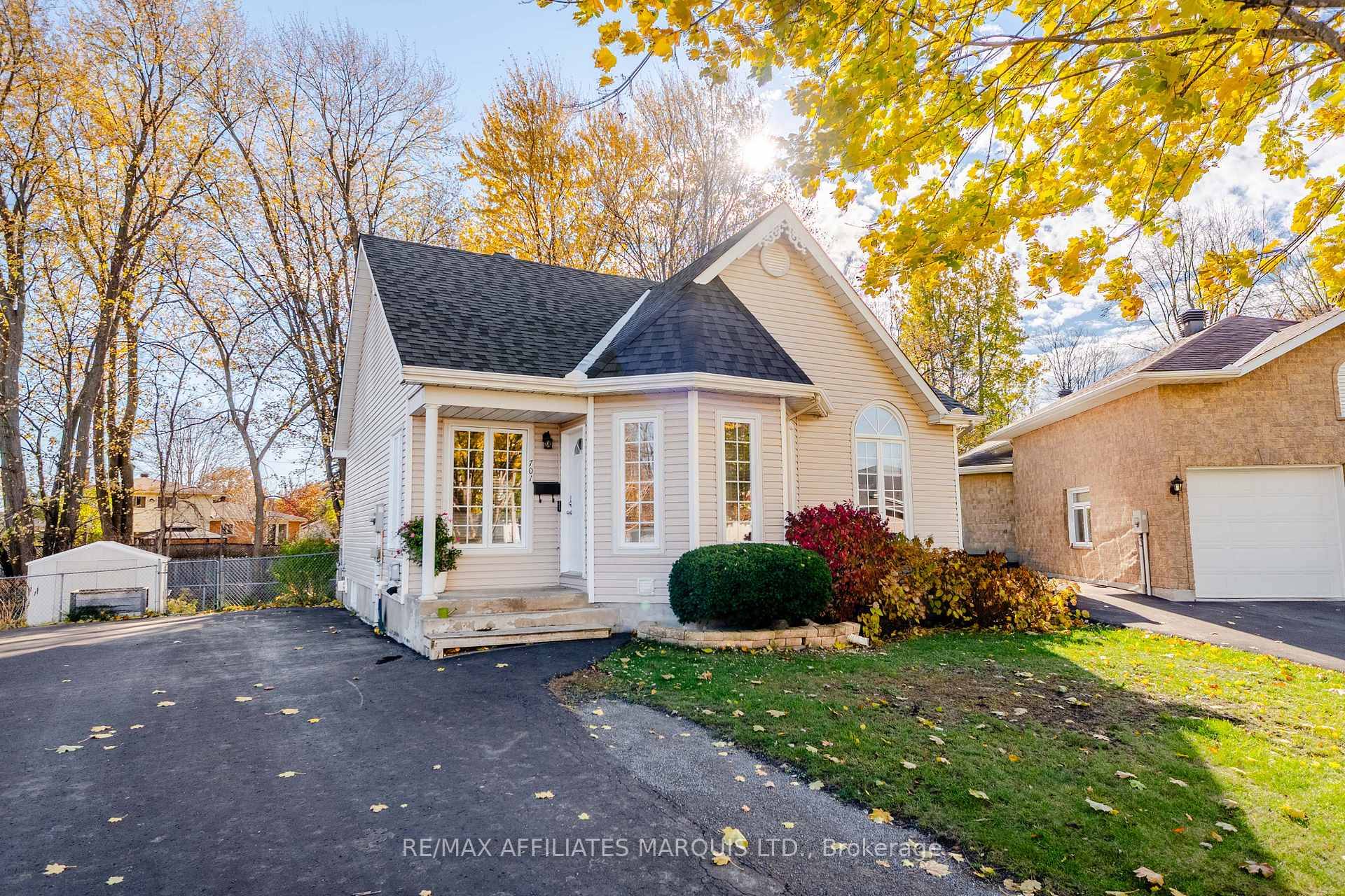 A quiet cul de sac, a lovely family home, and a location situated just steps from restaurants and shopping what a great combination !