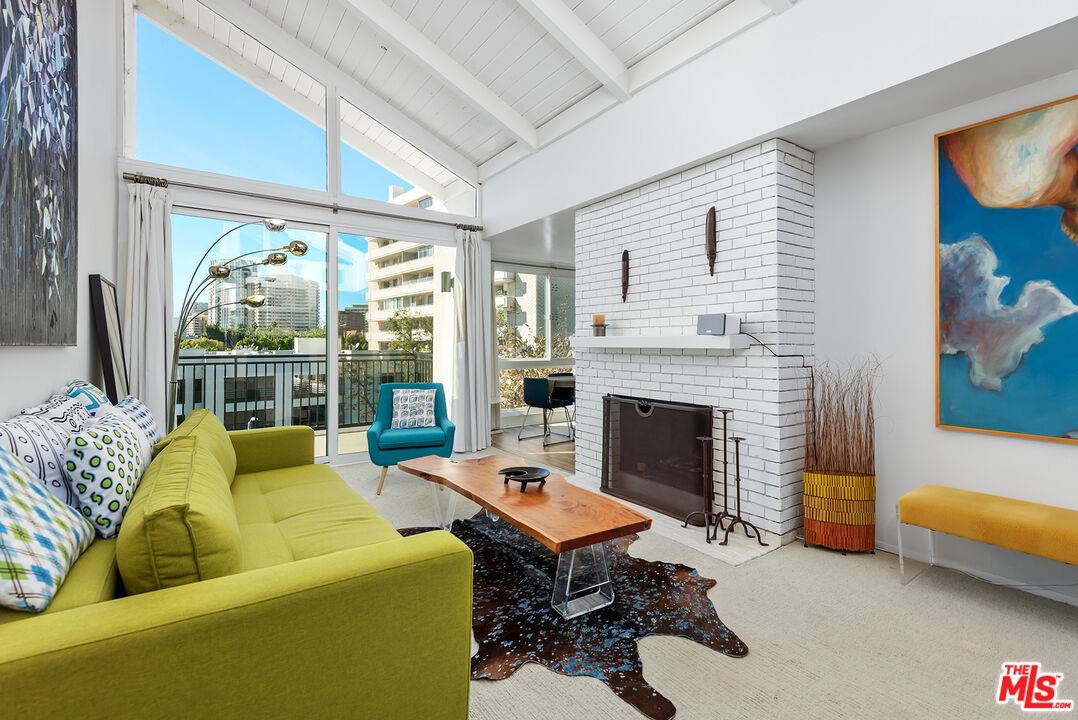 1340 S Beverly Glen Blvd 1BR Westwood La