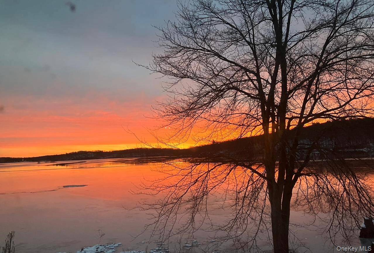 Welcome to this beautiful Mombasha Lake rental, which offers peace and tranquility.