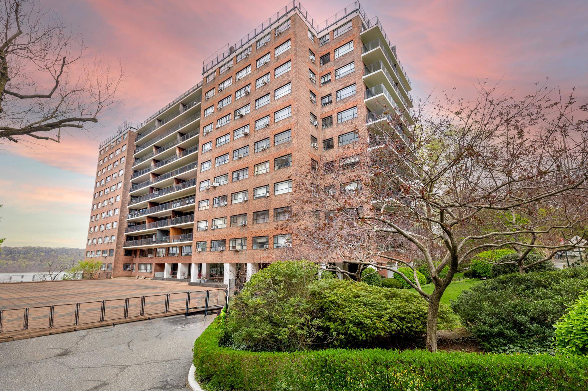 Privacy and Iconic Views of the Hudson River.